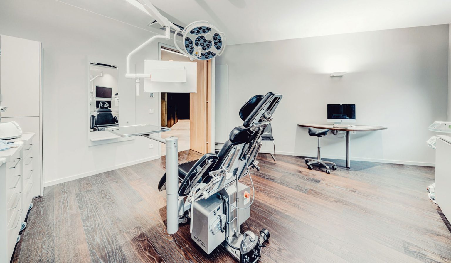 Behandlungszimmer Oralchirurgie FÜNF HÖFE